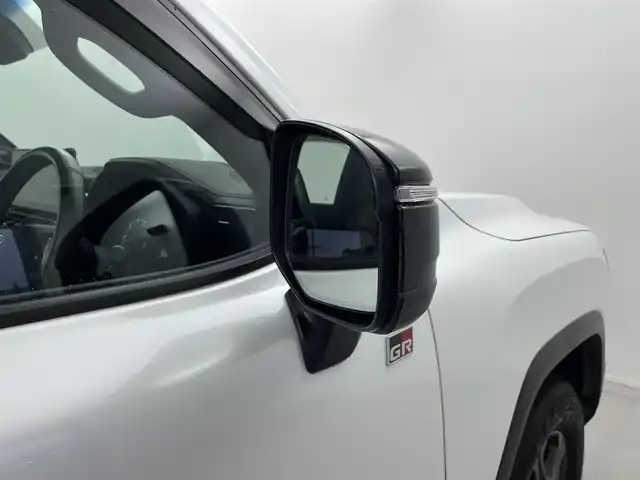 トヨタ ランドクルーザー GRスポーツ 福井県 2023(令5)年 1.9万km プレシャスホワイトパール ４WD/ディーゼル車/サンルーフ/純正１２．３インチT-Connectナビゲーションシステム/CD/DVD/microSD/Bluetooth/フルセグTV/AppleCarPlay/AndroidAuto/USB/AM/FM/JBLプレミアムサウンドシステム/パノラミックビューモニター/Toyota Safety Sense/・プリクラッシュセーフティ/・レーントレーシングアシスト/・ドライバー異常時対応システム/・レーダークルーズコントロール（追従機能付）/・ロードサインアシスト/・アダプティブハイビームシステム/先行車発進告知機能/ブラインドスポットモニター/パワーバックドア/ビルトインETC2.0/プッシュスタート/スペアキー/革巻きステアリング/ステアリングヒーター/ステアリングヒーター/ステアリングチルド機構/革巻きシフトノブ&シフトレバーブーツ/ウィンカー/電動格納式ミラー/ルーフレール（ブラック）/純正１８インチアルミホイール（マットグレー塗装）