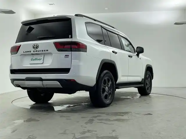 トヨタ ランドクルーザー GRスポーツ 福井県 2023(令5)年 1.9万km プレシャスホワイトパール ４WD/ディーゼル車/サンルーフ/純正１２．３インチT-Connectナビゲーションシステム/CD/DVD/microSD/Bluetooth/フルセグTV/AppleCarPlay/AndroidAuto/USB/AM/FM/JBLプレミアムサウンドシステム/パノラミックビューモニター/Toyota Safety Sense/・プリクラッシュセーフティ/・レーントレーシングアシスト/・ドライバー異常時対応システム/・レーダークルーズコントロール（追従機能付）/・ロードサインアシスト/・アダプティブハイビームシステム/先行車発進告知機能/ブラインドスポットモニター/パワーバックドア/ビルトインETC2.0/プッシュスタート/スペアキー/革巻きステアリング/ステアリングヒーター/ステアリングヒーター/ステアリングチルド機構/革巻きシフトノブ&シフトレバーブーツ/ウィンカー/電動格納式ミラー/ルーフレール（ブラック）/純正１８インチアルミホイール（マットグレー塗装）