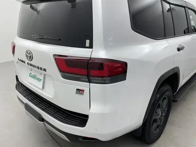 トヨタ ランドクルーザー GRスポーツ 福井県 2023(令5)年 1.9万km プレシャスホワイトパール ４WD/ディーゼル車/サンルーフ/純正１２．３インチT-Connectナビゲーションシステム/CD/DVD/microSD/Bluetooth/フルセグTV/AppleCarPlay/AndroidAuto/USB/AM/FM/JBLプレミアムサウンドシステム/パノラミックビューモニター/Toyota Safety Sense/・プリクラッシュセーフティ/・レーントレーシングアシスト/・ドライバー異常時対応システム/・レーダークルーズコントロール（追従機能付）/・ロードサインアシスト/・アダプティブハイビームシステム/先行車発進告知機能/ブラインドスポットモニター/パワーバックドア/ビルトインETC2.0/プッシュスタート/スペアキー/革巻きステアリング/ステアリングヒーター/ステアリングヒーター/ステアリングチルド機構/革巻きシフトノブ&シフトレバーブーツ/ウィンカー/電動格納式ミラー/ルーフレール（ブラック）/純正１８インチアルミホイール（マットグレー塗装）