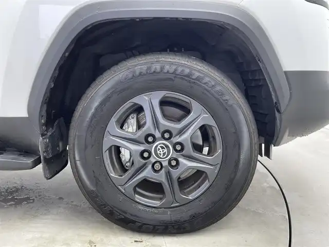 トヨタ ランドクルーザー GRスポーツ 福井県 2023(令5)年 1.9万km プレシャスホワイトパール ４WD/ディーゼル車/サンルーフ/純正１２．３インチT-Connectナビゲーションシステム/CD/DVD/microSD/Bluetooth/フルセグTV/AppleCarPlay/AndroidAuto/USB/AM/FM/JBLプレミアムサウンドシステム/パノラミックビューモニター/Toyota Safety Sense/・プリクラッシュセーフティ/・レーントレーシングアシスト/・ドライバー異常時対応システム/・レーダークルーズコントロール（追従機能付）/・ロードサインアシスト/・アダプティブハイビームシステム/先行車発進告知機能/ブラインドスポットモニター/パワーバックドア/ビルトインETC2.0/プッシュスタート/スペアキー/革巻きステアリング/ステアリングヒーター/ステアリングヒーター/ステアリングチルド機構/革巻きシフトノブ&シフトレバーブーツ/ウィンカー/電動格納式ミラー/ルーフレール（ブラック）/純正１８インチアルミホイール（マットグレー塗装）