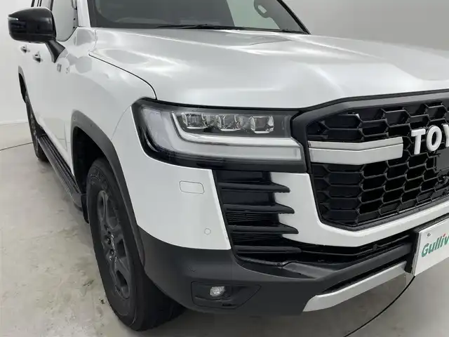 トヨタ ランドクルーザー GRスポーツ 福井県 2023(令5)年 1.9万km プレシャスホワイトパール ４WD/ディーゼル車/サンルーフ/純正１２．３インチT-Connectナビゲーションシステム/CD/DVD/microSD/Bluetooth/フルセグTV/AppleCarPlay/AndroidAuto/USB/AM/FM/JBLプレミアムサウンドシステム/パノラミックビューモニター/Toyota Safety Sense/・プリクラッシュセーフティ/・レーントレーシングアシスト/・ドライバー異常時対応システム/・レーダークルーズコントロール（追従機能付）/・ロードサインアシスト/・アダプティブハイビームシステム/先行車発進告知機能/ブラインドスポットモニター/パワーバックドア/ビルトインETC2.0/プッシュスタート/スペアキー/革巻きステアリング/ステアリングヒーター/ステアリングヒーター/ステアリングチルド機構/革巻きシフトノブ&シフトレバーブーツ/ウィンカー/電動格納式ミラー/ルーフレール（ブラック）/純正１８インチアルミホイール（マットグレー塗装）