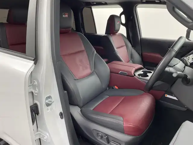 トヨタ ランドクルーザー GRスポーツ 福井県 2023(令5)年 1.9万km プレシャスホワイトパール ４WD/ディーゼル車/サンルーフ/純正１２．３インチT-Connectナビゲーションシステム/CD/DVD/microSD/Bluetooth/フルセグTV/AppleCarPlay/AndroidAuto/USB/AM/FM/JBLプレミアムサウンドシステム/パノラミックビューモニター/Toyota Safety Sense/・プリクラッシュセーフティ/・レーントレーシングアシスト/・ドライバー異常時対応システム/・レーダークルーズコントロール（追従機能付）/・ロードサインアシスト/・アダプティブハイビームシステム/先行車発進告知機能/ブラインドスポットモニター/パワーバックドア/ビルトインETC2.0/プッシュスタート/スペアキー/革巻きステアリング/ステアリングヒーター/ステアリングヒーター/ステアリングチルド機構/革巻きシフトノブ&シフトレバーブーツ/ウィンカー/電動格納式ミラー/ルーフレール（ブラック）/純正１８インチアルミホイール（マットグレー塗装）
