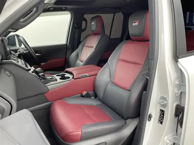 トヨタ ランドクルーザー GRスポーツ 福井県 2023(令5)年 1.9万km プレシャスホワイトパール ４WD/ディーゼル車/サンルーフ/純正１２．３インチT-Connectナビゲーションシステム/CD/DVD/microSD/Bluetooth/フルセグTV/AppleCarPlay/AndroidAuto/USB/AM/FM/JBLプレミアムサウンドシステム/パノラミックビューモニター/Toyota Safety Sense/・プリクラッシュセーフティ/・レーントレーシングアシスト/・ドライバー異常時対応システム/・レーダークルーズコントロール（追従機能付）/・ロードサインアシスト/・アダプティブハイビームシステム/先行車発進告知機能/ブラインドスポットモニター/パワーバックドア/ビルトインETC2.0/プッシュスタート/スペアキー/革巻きステアリング/ステアリングヒーター/ステアリングヒーター/ステアリングチルド機構/革巻きシフトノブ&シフトレバーブーツ/ウィンカー/電動格納式ミラー/ルーフレール（ブラック）/純正１８インチアルミホイール（マットグレー塗装）