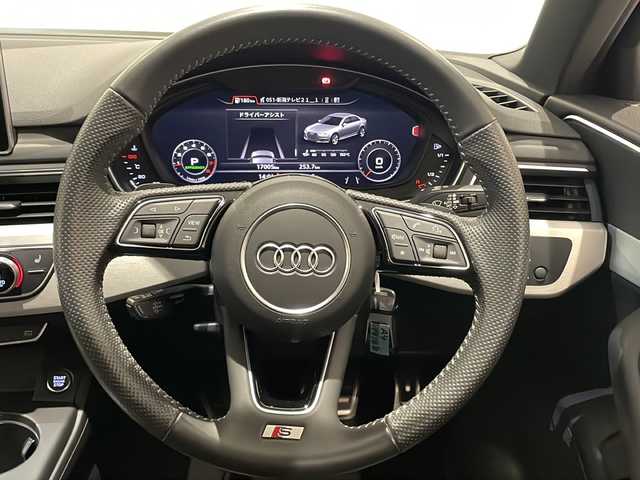アウディ Ａ４ 2.0 TFSI クワトロ スポーツ Sライン PKG 新潟県 2018(平30)年 1.7万km グレイシアホワイトメタリック ワンオーナー/オプション/サンルーフ/アシスタンスパッケージ/-アウディプレセンスリヤ/-アウディサイドアシスト/-パークアシスト/-サラウンドビューカメラ/-サイドエアバッグ (リヤ)/バーチャルコックピット/マトリクスLEDヘッドライト/プライバシーガラス/S line パッケージ/-S line バンパー/-ドアシルトリム S lineロゴ/-S lineエクステリアロゴ/-ヘッドライニング ブラック/-デコラティブパネル マットブラッシュトアルミニウム/-アルミホイール 5ツインスポークスターデザイン 8J×18/-スポーツサスペンション/-スプリントクロス/レザー S lineロゴ/-スポーツシート（フロント）/-シートヒーター（フロント）/-LEDヘッドライト/-LEDリヤコンビネーションライト/-LEDインテリアライティング/主要装備/コンビニエンスパッケージ/・アウディパーキングシステム/・リヤビューカメラ/・アドバンストキーシステム/アクティブレーンアシスト/アダプティブクルーズコントロール/純正MMIナビ/(CD/DVD/Bluetooth/USB/フルセグTV)/ETC2.0/ドライブレコーダー/パワーシート/スペアキー