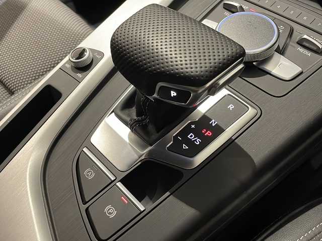 アウディ Ａ４ 2.0 TFSI クワトロ スポーツ Sライン PKG 新潟県 2018(平30)年 1.7万km グレイシアホワイトメタリック ワンオーナー/オプション/サンルーフ/アシスタンスパッケージ/-アウディプレセンスリヤ/-アウディサイドアシスト/-パークアシスト/-サラウンドビューカメラ/-サイドエアバッグ (リヤ)/バーチャルコックピット/マトリクスLEDヘッドライト/プライバシーガラス/S line パッケージ/-S line バンパー/-ドアシルトリム S lineロゴ/-S lineエクステリアロゴ/-ヘッドライニング ブラック/-デコラティブパネル マットブラッシュトアルミニウム/-アルミホイール 5ツインスポークスターデザイン 8J×18/-スポーツサスペンション/-スプリントクロス/レザー S lineロゴ/-スポーツシート（フロント）/-シートヒーター（フロント）/-LEDヘッドライト/-LEDリヤコンビネーションライト/-LEDインテリアライティング/主要装備/コンビニエンスパッケージ/・アウディパーキングシステム/・リヤビューカメラ/・アドバンストキーシステム/アクティブレーンアシスト/アダプティブクルーズコントロール/純正MMIナビ/(CD/DVD/Bluetooth/USB/フルセグTV)/ETC2.0/ドライブレコーダー/パワーシート/スペアキー