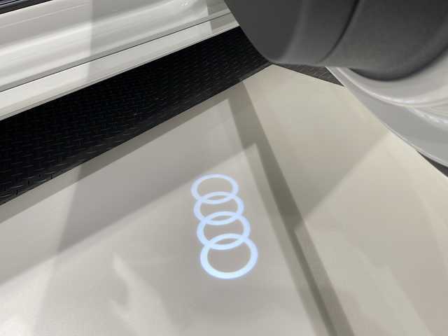 アウディ Ａ４ 2.0 TFSI クワトロ スポーツ Sライン PKG 新潟県 2018(平30)年 1.7万km グレイシアホワイトメタリック ワンオーナー/オプション/サンルーフ/アシスタンスパッケージ/-アウディプレセンスリヤ/-アウディサイドアシスト/-パークアシスト/-サラウンドビューカメラ/-サイドエアバッグ (リヤ)/バーチャルコックピット/マトリクスLEDヘッドライト/プライバシーガラス/S line パッケージ/-S line バンパー/-ドアシルトリム S lineロゴ/-S lineエクステリアロゴ/-ヘッドライニング ブラック/-デコラティブパネル マットブラッシュトアルミニウム/-アルミホイール 5ツインスポークスターデザイン 8J×18/-スポーツサスペンション/-スプリントクロス/レザー S lineロゴ/-スポーツシート（フロント）/-シートヒーター（フロント）/-LEDヘッドライト/-LEDリヤコンビネーションライト/-LEDインテリアライティング/主要装備/コンビニエンスパッケージ/・アウディパーキングシステム/・リヤビューカメラ/・アドバンストキーシステム/アクティブレーンアシスト/アダプティブクルーズコントロール/純正MMIナビ/(CD/DVD/Bluetooth/USB/フルセグTV)/ETC2.0/ドライブレコーダー/パワーシート/スペアキー