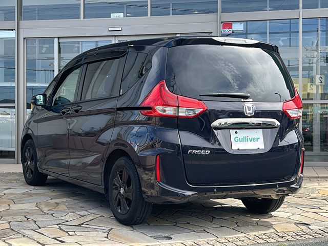 ホンダ フリード G ブラックスタイル 静岡県 2022(令4)年 1.5万km トワイライトミストブラックパール 純正メモリナビ/・CD/・DVD/・フルセグＴＶ/・Bluetooth/・USB/・HDMI/・AM/・FM/主要装備/・両側パワスラ/・衝突軽減/・レーンキープ/・追従クルコン/・コーナーセンサー後/・バックカメラ/・ドラレコ前後/・ビルトインＥＴＣ/・シートヒーター/・LEDヘッドライト/・アクティブコーナリングライト/・ステリモ/・スマートキー/・プッシュスタート/・純正フロアマット/・純正アルミホイール
