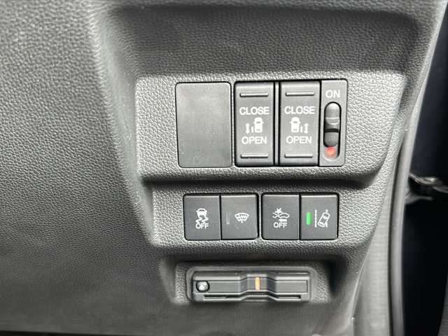 ホンダ フリード G ブラックスタイル 静岡県 2022(令4)年 1.5万km トワイライトミストブラックパール 純正メモリナビ/・CD/・DVD/・フルセグＴＶ/・Bluetooth/・USB/・HDMI/・AM/・FM/主要装備/・両側パワスラ/・衝突軽減/・レーンキープ/・追従クルコン/・コーナーセンサー後/・バックカメラ/・ドラレコ前後/・ビルトインＥＴＣ/・シートヒーター/・LEDヘッドライト/・アクティブコーナリングライト/・ステリモ/・スマートキー/・プッシュスタート/・純正フロアマット/・純正アルミホイール