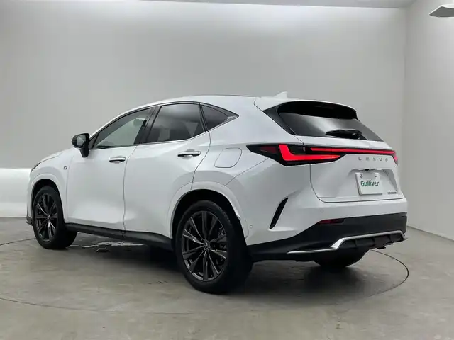 レクサス ＮＸ 350h Fスポーツ 埼玉県 2023(令5)年 2.6万km ホワイトノーヴァガラスフレーク サンルーフ　メーカーナビ　パノラミックビューモニター　ＢＳＭ　ＨＵＤ　赤レザー　三眼ＬＥＤ　レーダークルーズコントロール　デジタルインナーミラー　ビルトインＥＴＣ２．０　前後ドライブレコーダー　地デジ