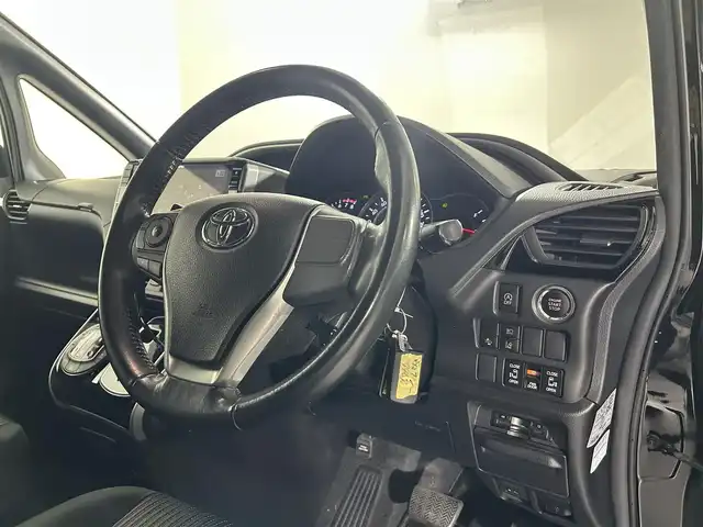 トヨタ ヴォクシー ZS 煌 佐賀県 2018(平30)年 8.6万km ブラック アルパイン製11インチナビ/フルセグTV/CD/DVD/Bluetooth/バックカメラ　/衝突被害軽減システム/オートライト/オートマチックハイビーム/LEDヘッドライト/LEDフォグライト/前後ドライブレコーダ/ビルトインETC/横滑り防止装置/両側パワースライドドア/後席サンシェード/助手席側シートバックテーブル/ISOFIX対応シート/ダブルエアコン/純正フロアマット/純正16インチアルミホイール/スマートキー/スペアキー×１/プッシュスタート