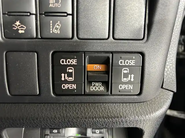 トヨタ ヴォクシー ZS 煌 佐賀県 2018(平30)年 8.6万km ブラック アルパイン製11インチナビ/フルセグTV/CD/DVD/Bluetooth/バックカメラ　/衝突被害軽減システム/オートライト/オートマチックハイビーム/LEDヘッドライト/LEDフォグライト/前後ドライブレコーダ/ビルトインETC/横滑り防止装置/両側パワースライドドア/後席サンシェード/助手席側シートバックテーブル/ISOFIX対応シート/ダブルエアコン/純正フロアマット/純正16インチアルミホイール/スマートキー/スペアキー×１/プッシュスタート