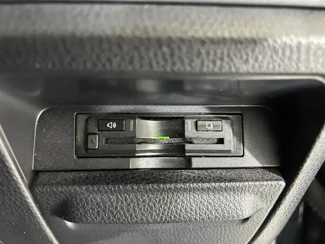 トヨタ ヴォクシー ZS 煌 佐賀県 2018(平30)年 8.6万km ブラック アルパイン製11インチナビ/フルセグTV/CD/DVD/Bluetooth/バックカメラ　/衝突被害軽減システム/オートライト/オートマチックハイビーム/LEDヘッドライト/LEDフォグライト/前後ドライブレコーダ/ビルトインETC/横滑り防止装置/両側パワースライドドア/後席サンシェード/助手席側シートバックテーブル/ISOFIX対応シート/ダブルエアコン/純正フロアマット/純正16インチアルミホイール/スマートキー/スペアキー×１/プッシュスタート