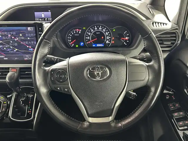 トヨタ ヴォクシー ZS 煌 佐賀県 2018(平30)年 8.6万km ブラック アルパイン製11インチナビ/フルセグTV/CD/DVD/Bluetooth/バックカメラ　/衝突被害軽減システム/オートライト/オートマチックハイビーム/LEDヘッドライト/LEDフォグライト/前後ドライブレコーダ/ビルトインETC/横滑り防止装置/両側パワースライドドア/後席サンシェード/助手席側シートバックテーブル/ISOFIX対応シート/ダブルエアコン/純正フロアマット/純正16インチアルミホイール/スマートキー/スペアキー×１/プッシュスタート