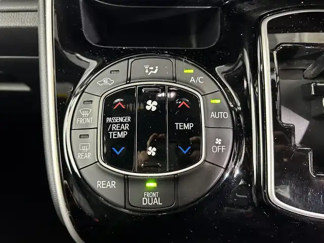 トヨタ ヴォクシー ZS 煌 佐賀県 2018(平30)年 8.6万km ブラック アルパイン製11インチナビ/フルセグTV/CD/DVD/Bluetooth/バックカメラ　/衝突被害軽減システム/オートライト/オートマチックハイビーム/LEDヘッドライト/LEDフォグライト/前後ドライブレコーダ/ビルトインETC/横滑り防止装置/両側パワースライドドア/後席サンシェード/助手席側シートバックテーブル/ISOFIX対応シート/ダブルエアコン/純正フロアマット/純正16インチアルミホイール/スマートキー/スペアキー×１/プッシュスタート