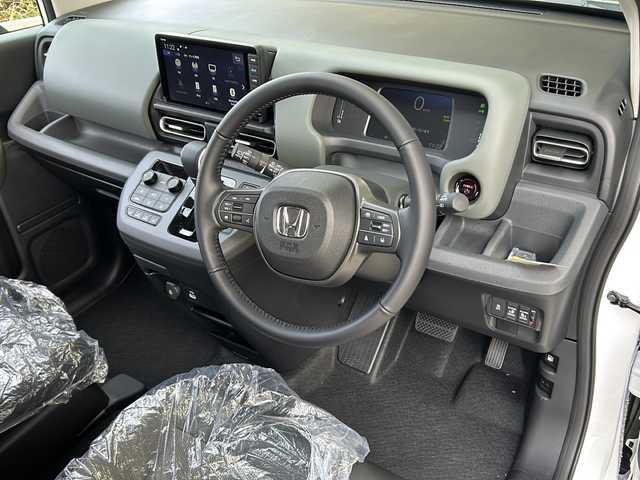 ホンダ フリード ハイブリット e:HEV クロスター 静岡県 2025(令7)年 0.1千km プラチナホワイトパール 純正ナビ/AM/FM/フルセグTV/Apple Carplay/Andoroid Auto/ipod/USB/Bluetooth/主要装備　/・両側パワースライドドア　/・コーナーセンサー　/・ＢＳＭ　/・シートヒーター　/・バックカメラ　/・レーダークルーズコントロール　/・スマートキー　/・ハーフレザーシート　/・スペアキー　/・レーンキープ　/・ＳＯＳコール/・LEDヘッドライト/・横滑り防止装置/・衝突軽減システム/・ウォークスルー/・3列シート/・オートライト/・プッシュスタート/・純正アルミホイール