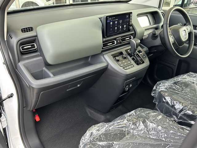 ホンダ フリード ハイブリット e:HEV クロスター 静岡県 2025(令7)年 0.1千km プラチナホワイトパール 純正ナビ/AM/FM/フルセグTV/Apple Carplay/Andoroid Auto/ipod/USB/Bluetooth/主要装備　/・両側パワースライドドア　/・コーナーセンサー　/・ＢＳＭ　/・シートヒーター　/・バックカメラ　/・レーダークルーズコントロール　/・スマートキー　/・ハーフレザーシート　/・スペアキー　/・レーンキープ　/・ＳＯＳコール/・LEDヘッドライト/・横滑り防止装置/・衝突軽減システム/・ウォークスルー/・3列シート/・オートライト/・プッシュスタート/・純正アルミホイール