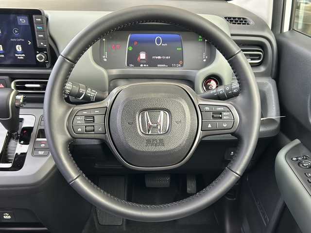 ホンダ フリード ハイブリット e:HEV クロスター 静岡県 2025(令7)年 0.1千km プラチナホワイトパール 純正ナビ/AM/FM/フルセグTV/Apple Carplay/Andoroid Auto/ipod/USB/Bluetooth/主要装備　/・両側パワースライドドア　/・コーナーセンサー　/・ＢＳＭ　/・シートヒーター　/・バックカメラ　/・レーダークルーズコントロール　/・スマートキー　/・ハーフレザーシート　/・スペアキー　/・レーンキープ　/・ＳＯＳコール/・LEDヘッドライト/・横滑り防止装置/・衝突軽減システム/・ウォークスルー/・3列シート/・オートライト/・プッシュスタート/・純正アルミホイール