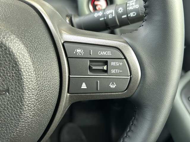 ホンダ フリード ハイブリット e:HEV クロスター 静岡県 2025(令7)年 0.1千km プラチナホワイトパール 純正ナビ/AM/FM/フルセグTV/Apple Carplay/Andoroid Auto/ipod/USB/Bluetooth/主要装備　/・両側パワースライドドア　/・コーナーセンサー　/・ＢＳＭ　/・シートヒーター　/・バックカメラ　/・レーダークルーズコントロール　/・スマートキー　/・ハーフレザーシート　/・スペアキー　/・レーンキープ　/・ＳＯＳコール/・LEDヘッドライト/・横滑り防止装置/・衝突軽減システム/・ウォークスルー/・3列シート/・オートライト/・プッシュスタート/・純正アルミホイール