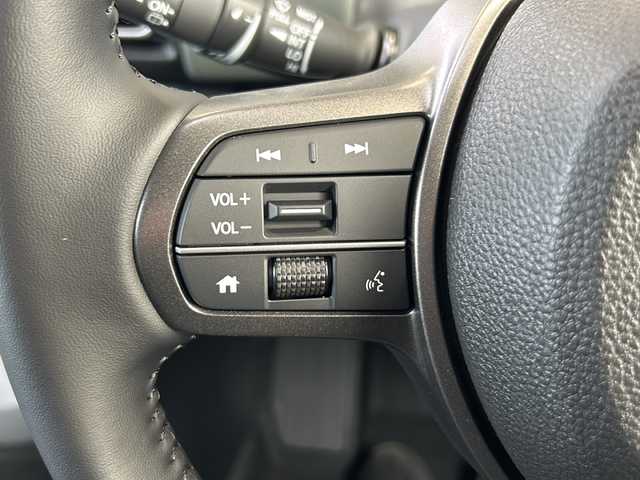 ホンダ フリード ハイブリット e:HEV クロスター 静岡県 2025(令7)年 0.1千km プラチナホワイトパール 純正ナビ/AM/FM/フルセグTV/Apple Carplay/Andoroid Auto/ipod/USB/Bluetooth/主要装備　/・両側パワースライドドア　/・コーナーセンサー　/・ＢＳＭ　/・シートヒーター　/・バックカメラ　/・レーダークルーズコントロール　/・スマートキー　/・ハーフレザーシート　/・スペアキー　/・レーンキープ　/・ＳＯＳコール/・LEDヘッドライト/・横滑り防止装置/・衝突軽減システム/・ウォークスルー/・3列シート/・オートライト/・プッシュスタート/・純正アルミホイール