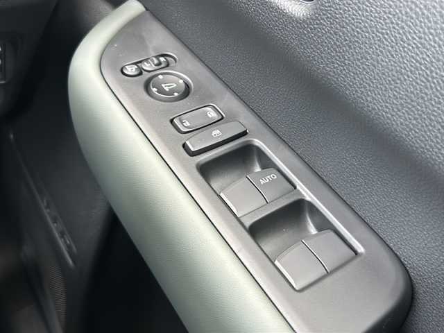 ホンダ フリード ハイブリット e:HEV クロスター 静岡県 2025(令7)年 0.1千km プラチナホワイトパール 純正ナビ/AM/FM/フルセグTV/Apple Carplay/Andoroid Auto/ipod/USB/Bluetooth/主要装備　/・両側パワースライドドア　/・コーナーセンサー　/・ＢＳＭ　/・シートヒーター　/・バックカメラ　/・レーダークルーズコントロール　/・スマートキー　/・ハーフレザーシート　/・スペアキー　/・レーンキープ　/・ＳＯＳコール/・LEDヘッドライト/・横滑り防止装置/・衝突軽減システム/・ウォークスルー/・3列シート/・オートライト/・プッシュスタート/・純正アルミホイール