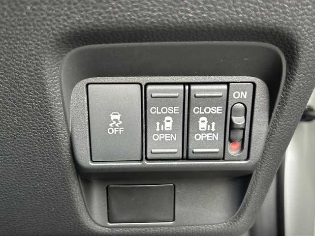 ホンダ フリード ハイブリット e:HEV クロスター 静岡県 2025(令7)年 0.1千km プラチナホワイトパール 純正ナビ/AM/FM/フルセグTV/Apple Carplay/Andoroid Auto/ipod/USB/Bluetooth/主要装備　/・両側パワースライドドア　/・コーナーセンサー　/・ＢＳＭ　/・シートヒーター　/・バックカメラ　/・レーダークルーズコントロール　/・スマートキー　/・ハーフレザーシート　/・スペアキー　/・レーンキープ　/・ＳＯＳコール/・LEDヘッドライト/・横滑り防止装置/・衝突軽減システム/・ウォークスルー/・3列シート/・オートライト/・プッシュスタート/・純正アルミホイール