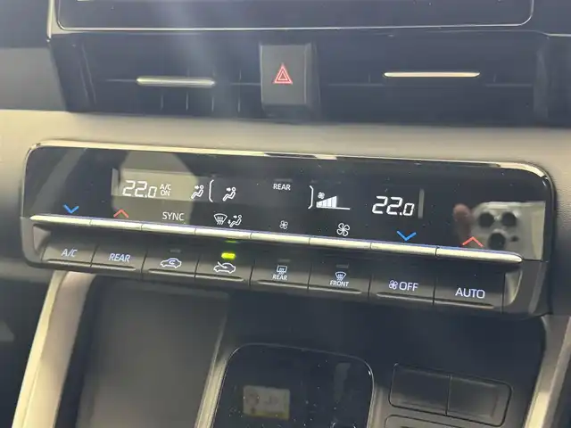 トヨタ ヴォクシー S－G 滋賀県 2022(令4)年 1.4万km アティチュードブラックマイカ 純正10.5インチナビ/【Bluetooth/CD/DVD/フルセグTV/USB/HDMI/Miracast】/両側パワースライドドア/二列目左側リフトアップチルトシート/純正フリップダウンモニター/バックカメラ/ハーフレザーシート/レーダークルーズコントロール/レーンキープアシスト/プリクラッシュセーフティ/LEDヘッドライト/オートマチックハイビーム/ビルトインETC2.0/電動パーキングブレーキ/オートブレーキホールド/純正フロアマット/プッシュスタート/スマートキー/ステアリングリモコン