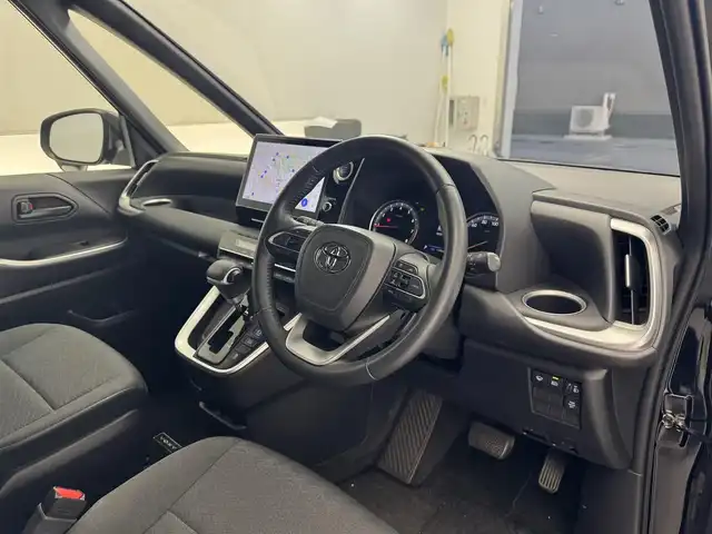 トヨタ ヴォクシー S－G 滋賀県 2022(令4)年 1.4万km アティチュードブラックマイカ 純正10.5インチナビ/【Bluetooth/CD/DVD/フルセグTV/USB/HDMI/Miracast】/両側パワースライドドア/二列目左側リフトアップチルトシート/純正フリップダウンモニター/バックカメラ/ハーフレザーシート/レーダークルーズコントロール/レーンキープアシスト/プリクラッシュセーフティ/LEDヘッドライト/オートマチックハイビーム/ビルトインETC2.0/電動パーキングブレーキ/オートブレーキホールド/純正フロアマット/プッシュスタート/スマートキー/ステアリングリモコン