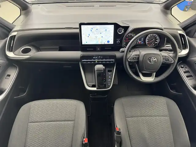 トヨタ ヴォクシー S－G 滋賀県 2022(令4)年 1.4万km アティチュードブラックマイカ 純正10.5インチナビ/【Bluetooth/CD/DVD/フルセグTV/USB/HDMI/Miracast】/両側パワースライドドア/二列目左側リフトアップチルトシート/純正フリップダウンモニター/バックカメラ/ハーフレザーシート/レーダークルーズコントロール/レーンキープアシスト/プリクラッシュセーフティ/LEDヘッドライト/オートマチックハイビーム/ビルトインETC2.0/電動パーキングブレーキ/オートブレーキホールド/純正フロアマット/プッシュスタート/スマートキー/ステアリングリモコン