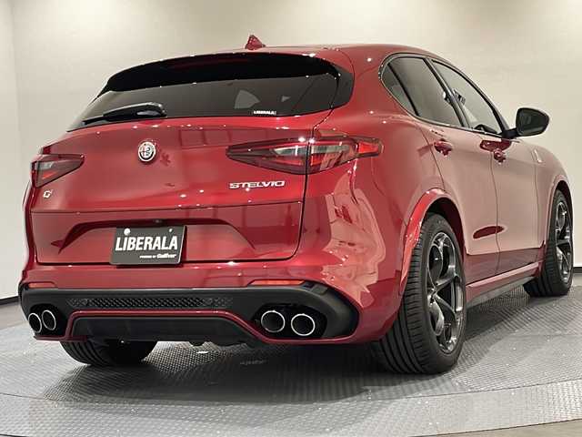アルファロメオ ステルヴィオ クアドリフォリオ 新潟県 2019(令1)年 3.7万km 赤 クアドリフォリオ専用エクステリア/クアドリフォリオ専用スポーツブレーキ /クアドリフォリオエンブレム/クアドリフォリオ専用スポーツレザー/アルカンターラシート/クアドリフォリオ専用スポーツレザーステアリング/ALFA　DNA ドライブモードシステムRACEモード付き/ツインデュアルエキゾーストパイプ/パドルシフト/インテリアカラー　ブラック542/コンペティツィオーネ レッド　受注生産カラー/harman/kardonプレミアムオーディオシステム/Connect システム　8.8インチタッチディスプレイ/Bluetooth/Apple CarPlay/Android Auto/アダプティブクルーズコントロール/レーンキーピングアシスト/アクティブブラインドスポットアシスト/ヒルディセントコントロール/ステアリングヒーター /シートヒーター/カーボンパネル/キセノンヘッドライト/オートハイビーム/アンビエントライト/ETC2.0