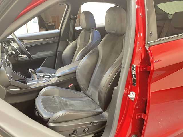 アルファロメオ ステルヴィオ クアドリフォリオ 新潟県 2019(令1)年 3.7万km 赤 クアドリフォリオ専用エクステリア/クアドリフォリオ専用スポーツブレーキ /クアドリフォリオエンブレム/クアドリフォリオ専用スポーツレザー/アルカンターラシート/クアドリフォリオ専用スポーツレザーステアリング/ALFA　DNA ドライブモードシステムRACEモード付き/ツインデュアルエキゾーストパイプ/パドルシフト/インテリアカラー　ブラック542/コンペティツィオーネ レッド　受注生産カラー/harman/kardonプレミアムオーディオシステム/Connect システム　8.8インチタッチディスプレイ/Bluetooth/Apple CarPlay/Android Auto/アダプティブクルーズコントロール/レーンキーピングアシスト/アクティブブラインドスポットアシスト/ヒルディセントコントロール/ステアリングヒーター /シートヒーター/カーボンパネル/キセノンヘッドライト/オートハイビーム/アンビエントライト/ETC2.0