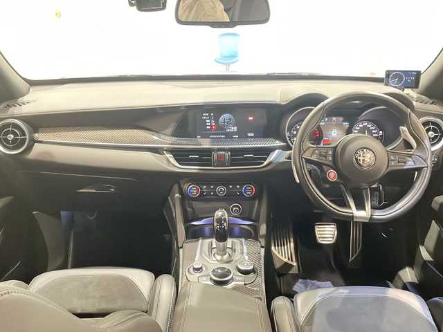 アルファロメオ ステルヴィオ クアドリフォリオ 新潟県 2019(令1)年 3.7万km 赤 クアドリフォリオ専用エクステリア/クアドリフォリオ専用スポーツブレーキ /クアドリフォリオエンブレム/クアドリフォリオ専用スポーツレザー/アルカンターラシート/クアドリフォリオ専用スポーツレザーステアリング/ALFA　DNA ドライブモードシステムRACEモード付き/ツインデュアルエキゾーストパイプ/パドルシフト/インテリアカラー　ブラック542/コンペティツィオーネ レッド　受注生産カラー/harman/kardonプレミアムオーディオシステム/Connect システム　8.8インチタッチディスプレイ/Bluetooth/Apple CarPlay/Android Auto/アダプティブクルーズコントロール/レーンキーピングアシスト/アクティブブラインドスポットアシスト/ヒルディセントコントロール/ステアリングヒーター /シートヒーター/カーボンパネル/キセノンヘッドライト/オートハイビーム/アンビエントライト/ETC2.0