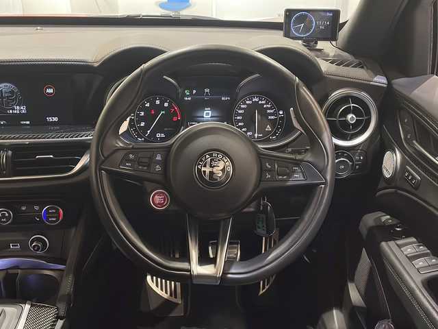 アルファロメオ ステルヴィオ クアドリフォリオ 新潟県 2019(令1)年 3.7万km 赤 クアドリフォリオ専用エクステリア/クアドリフォリオ専用スポーツブレーキ /クアドリフォリオエンブレム/クアドリフォリオ専用スポーツレザー/アルカンターラシート/クアドリフォリオ専用スポーツレザーステアリング/ALFA　DNA ドライブモードシステムRACEモード付き/ツインデュアルエキゾーストパイプ/パドルシフト/インテリアカラー　ブラック542/コンペティツィオーネ レッド　受注生産カラー/harman/kardonプレミアムオーディオシステム/Connect システム　8.8インチタッチディスプレイ/Bluetooth/Apple CarPlay/Android Auto/アダプティブクルーズコントロール/レーンキーピングアシスト/アクティブブラインドスポットアシスト/ヒルディセントコントロール/ステアリングヒーター /シートヒーター/カーボンパネル/キセノンヘッドライト/オートハイビーム/アンビエントライト/ETC2.0