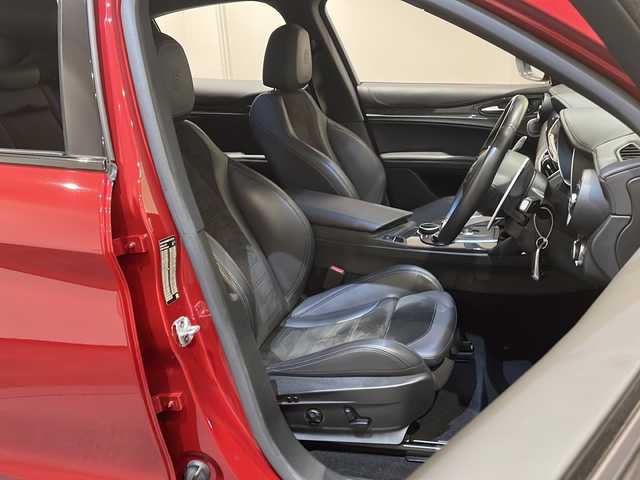 アルファロメオ ステルヴィオ クアドリフォリオ 新潟県 2019(令1)年 3.7万km 赤 クアドリフォリオ専用エクステリア/クアドリフォリオ専用スポーツブレーキ /クアドリフォリオエンブレム/クアドリフォリオ専用スポーツレザー/アルカンターラシート/クアドリフォリオ専用スポーツレザーステアリング/ALFA　DNA ドライブモードシステムRACEモード付き/ツインデュアルエキゾーストパイプ/パドルシフト/インテリアカラー　ブラック542/コンペティツィオーネ レッド　受注生産カラー/harman/kardonプレミアムオーディオシステム/Connect システム　8.8インチタッチディスプレイ/Bluetooth/Apple CarPlay/Android Auto/アダプティブクルーズコントロール/レーンキーピングアシスト/アクティブブラインドスポットアシスト/ヒルディセントコントロール/ステアリングヒーター /シートヒーター/カーボンパネル/キセノンヘッドライト/オートハイビーム/アンビエントライト/ETC2.0