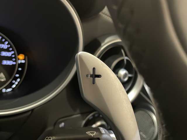 アルファロメオ ステルヴィオ クアドリフォリオ 新潟県 2019(令1)年 3.7万km 赤 クアドリフォリオ専用エクステリア/クアドリフォリオ専用スポーツブレーキ /クアドリフォリオエンブレム/クアドリフォリオ専用スポーツレザー/アルカンターラシート/クアドリフォリオ専用スポーツレザーステアリング/ALFA　DNA ドライブモードシステムRACEモード付き/ツインデュアルエキゾーストパイプ/パドルシフト/インテリアカラー　ブラック542/コンペティツィオーネ レッド　受注生産カラー/harman/kardonプレミアムオーディオシステム/Connect システム　8.8インチタッチディスプレイ/Bluetooth/Apple CarPlay/Android Auto/アダプティブクルーズコントロール/レーンキーピングアシスト/アクティブブラインドスポットアシスト/ヒルディセントコントロール/ステアリングヒーター /シートヒーター/カーボンパネル/キセノンヘッドライト/オートハイビーム/アンビエントライト/ETC2.0