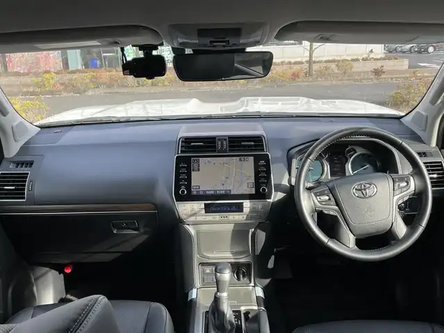 トヨタ ランドクルーザー プラド TX Lパッケージ マットブラED 福島県 2023(令5)年 3.6万km ホワイトパールクリスタルシャイン ワンオーナー/4WD/純正9インチディスプレイオーディオ/・Tコネクトナビ/・Bluetooth/衝突回避支援パッケージ/・プリクラッシュセーフティ/・レーンディパーチャーアラート/・オートマチックハイビーム/・レーダークルーズコントロール/パーキングサポートブレーキ/全方位モニター/ビルトインETC 2.0/前後ドライブレコーダー/黒レザーシート/・前席パワーシート/・シートヒーター/・エアシート/LEDヘッドライト/・オートライト/・オートハイビーム/・フォグランプ/スマートキー/・プッシュスタート/・スペアキー/エンジンスターター/新車時保証書/取扱説明書