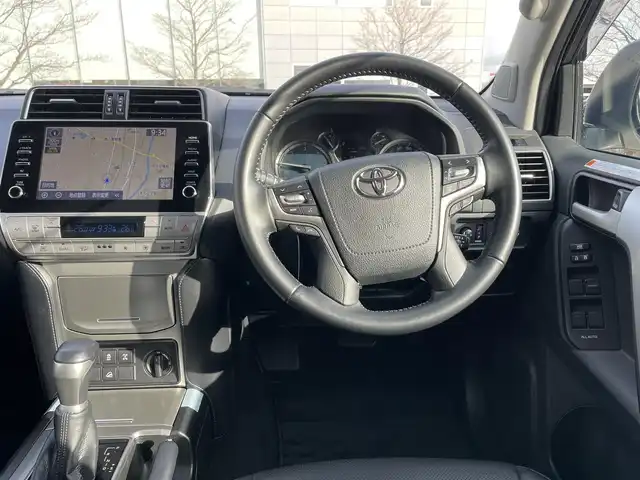 トヨタ ランドクルーザー プラド TX Lパッケージ マットブラED 福島県 2023(令5)年 3.6万km ホワイトパールクリスタルシャイン ワンオーナー/4WD/純正9インチディスプレイオーディオ/・Tコネクトナビ/・Bluetooth/衝突回避支援パッケージ/・プリクラッシュセーフティ/・レーンディパーチャーアラート/・オートマチックハイビーム/・レーダークルーズコントロール/パーキングサポートブレーキ/全方位モニター/ビルトインETC 2.0/前後ドライブレコーダー/黒レザーシート/・前席パワーシート/・シートヒーター/・エアシート/LEDヘッドライト/・オートライト/・オートハイビーム/・フォグランプ/スマートキー/・プッシュスタート/・スペアキー/エンジンスターター/新車時保証書/取扱説明書