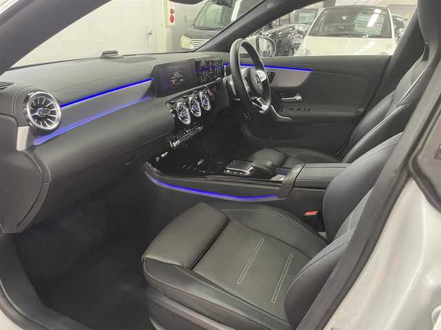メルセデス・ベンツ ＣＬＡ２００ｄ Sブレーク AMGライン 兵庫県 2021(令3)年 3.4万km デジタルホワイト パノラマサンルーフ/本革シート/シートヒーター/運転席助手席電動シート/純正ナビ/全方位カメラ/前後センサー/ヘッドアップディスプレイ/ワイヤレスチャージング/プライバシーガラス/前後ドラレコ/アドバンスドパッケージ/レーダーセーフティパッケージ