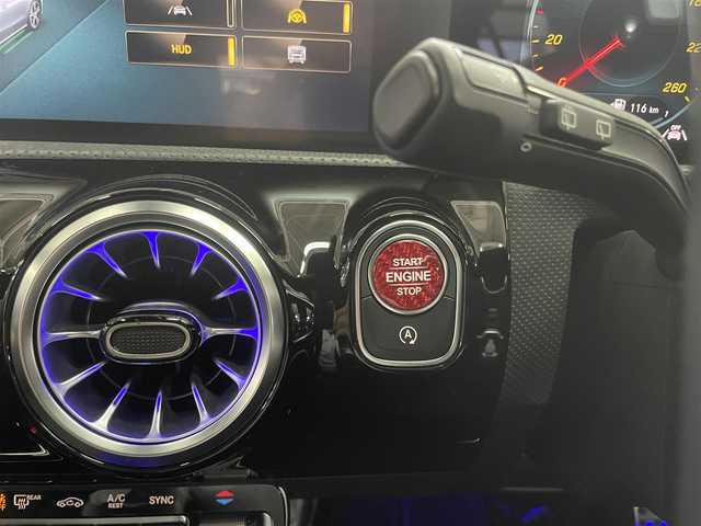 メルセデス・ベンツ ＣＬＡ２００ｄ Sブレーク AMGライン 兵庫県 2021(令3)年 3.4万km デジタルホワイト パノラマサンルーフ/本革シート/シートヒーター/運転席助手席電動シート/純正ナビ/全方位カメラ/前後センサー/ヘッドアップディスプレイ/ワイヤレスチャージング/プライバシーガラス/前後ドラレコ/アドバンスドパッケージ/レーダーセーフティパッケージ