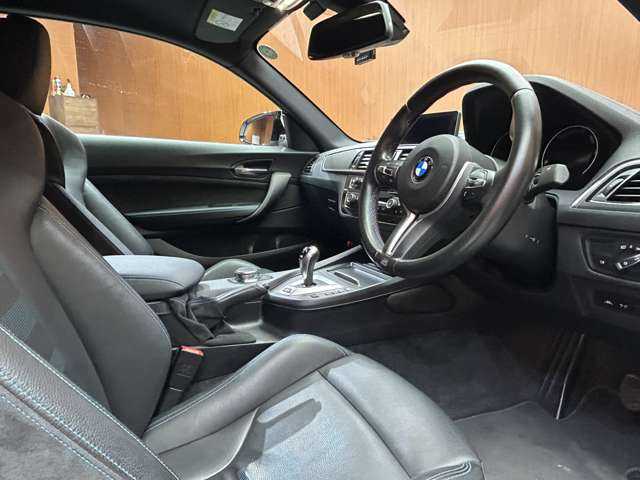 ＢＭＷ Ｍ２ コンペティション 千葉県 2018(平30)年 0.1万km未満 アルピンホワイトⅢ クルーズコントロール　/黒革　/ナビ　/Ｂｌｕｅｔｏｏｔｈ接続　/バックカメラ　/パークディスタンス　/電動シート　/シートヒーター　/衝突軽減ブレーキ　/レーンキープアシスト　/ＬＥＤヘッドライト　/ＥＴＣ　/禁煙車