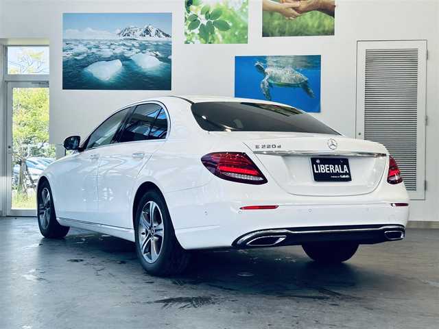 メルセデス・ベンツ Ｅ２２０ｄ アバンギャルド 大阪府 2018(平30)年 3.3万km ポーラホワイト ワンオーナー/レーダーセーフティ/ハーフレザー/メモリ付きパワーシート/シートヒーター/純正ナビ/TV/360度カメラ/applecarplay/ACC/純正17インチAW/LEDヘッドライト/アンビエントライト/ブラインドスポット/CDプレーヤー