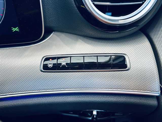 メルセデス・ベンツ Ｅ２２０ｄ アバンギャルド 大阪府 2018(平30)年 3.3万km ポーラホワイト ワンオーナー/レーダーセーフティ/ハーフレザー/メモリ付きパワーシート/シートヒーター/純正ナビ/TV/360度カメラ/applecarplay/ACC/純正17インチAW/LEDヘッドライト/アンビエントライト/ブラインドスポット/CDプレーヤー