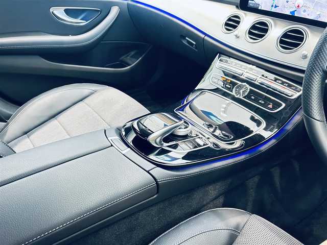 メルセデス・ベンツ Ｅ２２０ｄ アバンギャルド 大阪府 2018(平30)年 3.3万km ポーラホワイト ワンオーナー/レーダーセーフティ/ハーフレザー/メモリ付きパワーシート/シートヒーター/純正ナビ/TV/360度カメラ/applecarplay/ACC/純正17インチAW/LEDヘッドライト/アンビエントライト/ブラインドスポット/CDプレーヤー