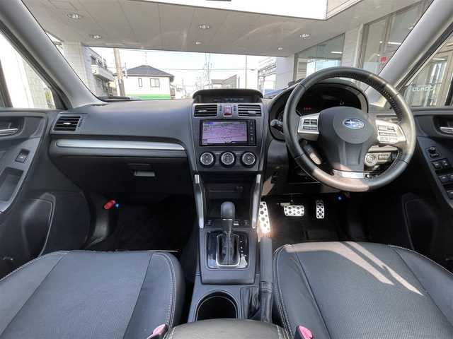 スバル フォレスター 2．0XT アイサイト 埼玉県 2013(平25)年 12.1万km サテンホワイトパール (株)IDOMが運営する【じしゃロン鳩ヶ谷店】の自社ローン専用車両になりますこちらは現金またはオートローンご利用時の価格です。自社ローンご希望の方は別途その旨お申付け下さい/登録時120453km/ワンオーナー/純正HDDナ（CN-H510WD）/　AM/FM/CD/DVD/MSV/BT/フルセグTV/バックモニター/ETC/黒革シート/　前席パワーシート/前席シートヒーター/開度設定機能付きパワーバックドア/プッシュスタート/スマートキーx2/革巻きステアリング/パドルシフト/衝突被害軽減システム/レーンキープアシスト/横滑り防止機能/X-MODE/HIDヘッドライト/オートライト/LEDアクセサリーライナー/フォグランプ/リアフォグランプ/電動格納機能付きウインカーミラー/フットイルミネーション/トノカバー/ドアバイザー/純正フロアマット/　　