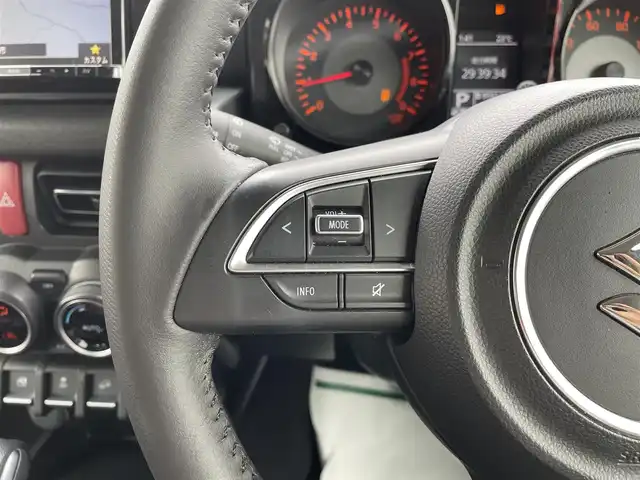 スズキ ジムニー XC 千葉県 2019(令1)年 3.1万km ジャングルグリーン スズキセーフティーサポート/・衝突軽減ブレーキ/・車線逸脱警報/純正8インチSDナビ【AVIC-RLS901】/・CD/DVD/MSV/Bluetooth/フルセグ/クルーズコントロール/前席シートヒーター/スマートキー/社外前後ドライブレコーダー【DRV-MR740】/ビルトインETC/レザー調シートカバー/リヤラダー/ルーフキャリア/ステップカバー/背面タイヤハードカバー/純正LEDヘッドライト/フォグランプ/純正16インチアルミホイール/新車時保証書＆取扱説明書