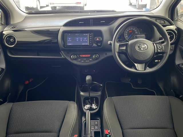 トヨタ ヴィッツ ハイブリッド F セーフティエディション 兵庫県 2017(平29)年 6.2万km ダークブルーマイカ ・純正ナビ&TV&BT&CD/・バックカメラ/・プリクラッシュセーフティ/・レーンディパーチャーアラート/・オートマチックハイビーム/・オートライト/・ドライブレコーダー/・ETC/・純正フロアマット/・スマートキー/・プッシュスタート/・AAC