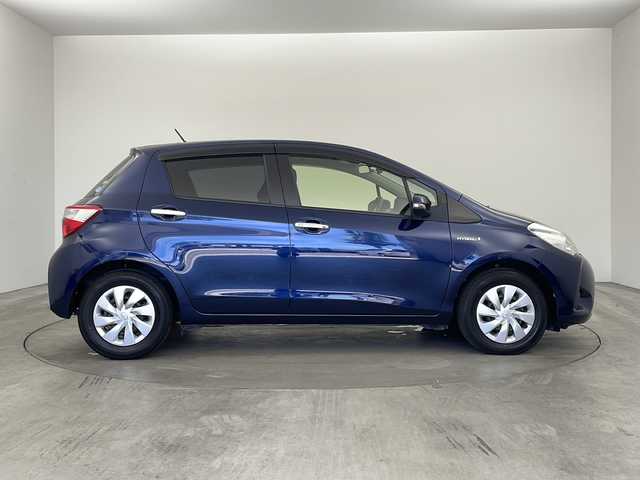 トヨタ ヴィッツ ハイブリッド F セーフティエディション 兵庫県 2017(平29)年 6.2万km ダークブルーマイカ ・純正ナビ&TV&BT&CD/・バックカメラ/・プリクラッシュセーフティ/・レーンディパーチャーアラート/・オートマチックハイビーム/・オートライト/・ドライブレコーダー/・ETC/・純正フロアマット/・スマートキー/・プッシュスタート/・AAC