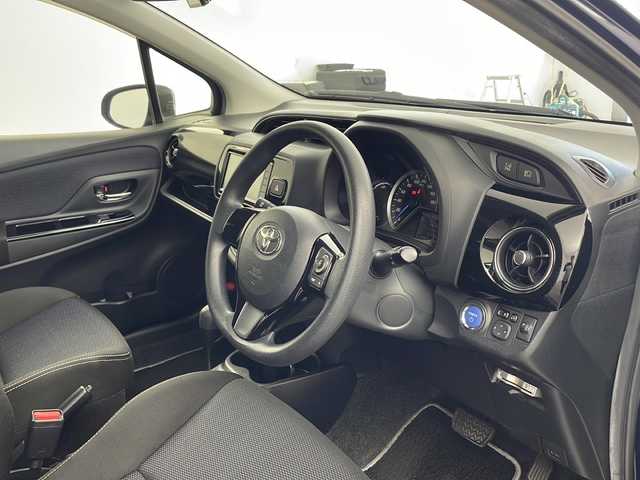 トヨタ ヴィッツ ハイブリッド F セーフティエディション 兵庫県 2017(平29)年 6.2万km ダークブルーマイカ ・純正ナビ&TV&BT&CD/・バックカメラ/・プリクラッシュセーフティ/・レーンディパーチャーアラート/・オートマチックハイビーム/・オートライト/・ドライブレコーダー/・ETC/・純正フロアマット/・スマートキー/・プッシュスタート/・AAC