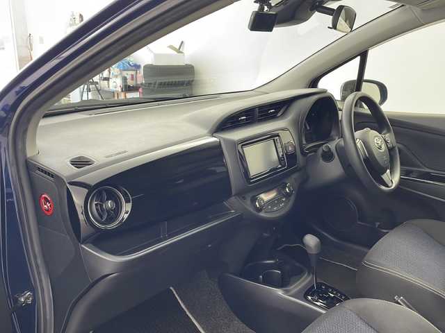 トヨタ ヴィッツ ハイブリッド F セーフティエディション 兵庫県 2017(平29)年 6.2万km ダークブルーマイカ ・純正ナビ&TV&BT&CD/・バックカメラ/・プリクラッシュセーフティ/・レーンディパーチャーアラート/・オートマチックハイビーム/・オートライト/・ドライブレコーダー/・ETC/・純正フロアマット/・スマートキー/・プッシュスタート/・AAC