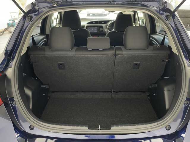 トヨタ ヴィッツ ハイブリッド F セーフティエディション 兵庫県 2017(平29)年 6.2万km ダークブルーマイカ ・純正ナビ&TV&BT&CD/・バックカメラ/・プリクラッシュセーフティ/・レーンディパーチャーアラート/・オートマチックハイビーム/・オートライト/・ドライブレコーダー/・ETC/・純正フロアマット/・スマートキー/・プッシュスタート/・AAC