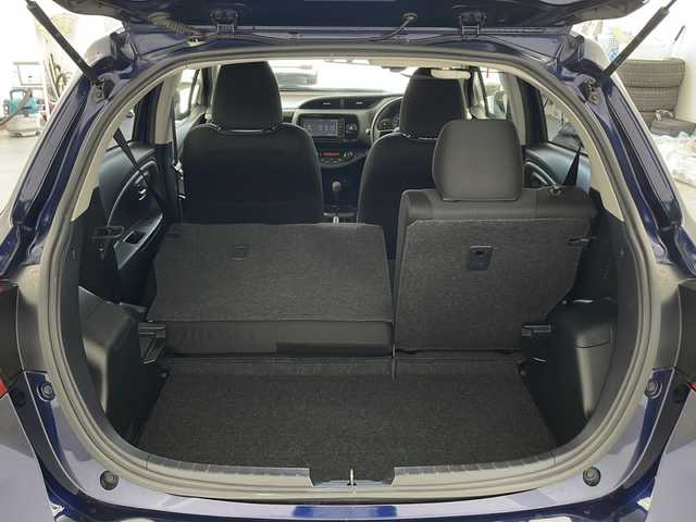 トヨタ ヴィッツ ハイブリッド F セーフティエディション 兵庫県 2017(平29)年 6.2万km ダークブルーマイカ ・純正ナビ&TV&BT&CD/・バックカメラ/・プリクラッシュセーフティ/・レーンディパーチャーアラート/・オートマチックハイビーム/・オートライト/・ドライブレコーダー/・ETC/・純正フロアマット/・スマートキー/・プッシュスタート/・AAC